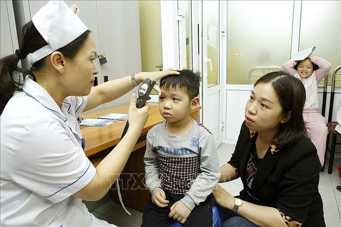 Khám mắt, đo thị lực và nhãn áp cho trẻ em. Ảnh minh họa: Dương Ngọc/TTXVN