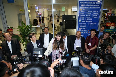Đoàn Thị Hương trao đổi với báo chí sau khi ra khỏi sân bay - Ảnh: NGUYỄN KHÁNH