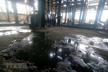 Nước thải của Công ty TNHH Mía đường cồn Long Mỹ Phát - một trong những nhà máy trong nghi vấn xả thải gây ô nhiễm dòng sông vừa qua. (Ảnh: Duy Khương/TTXVN)