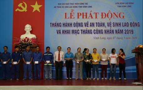 Đồng chí Nguyễn Bách Khoa- Ủy viên Thường vụ Tỉnh ủy, Trưởng Ban Tuyên giáo Tỉnh ủy và đại diện Liên đoàn Lao động tỉnh trao quà cho các công nhân, người lao động khó khăn.