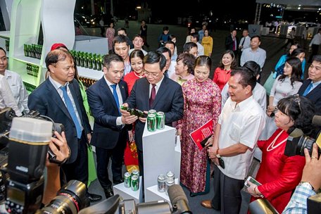 Phó Thủ tướng Vương Đình Huệ tham quan các gian hàng tại Triển lãm thành tựu 10 năm thực hiện Cuộc vận động 