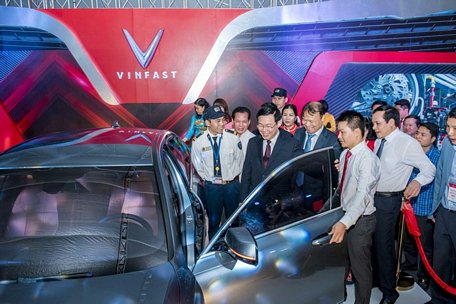  Phó Thủ tướng Vương Đình Huệ tham quan gian hàng ô tô của Vinfast.