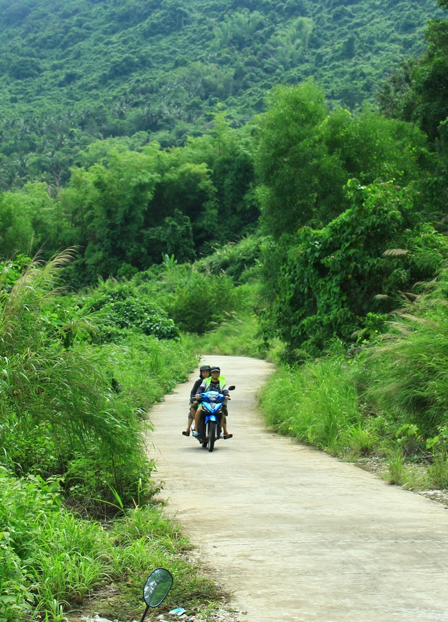 Nhiều du khách chọn phương tiện “đi giáp đảo” bằng xe gắn máy.
