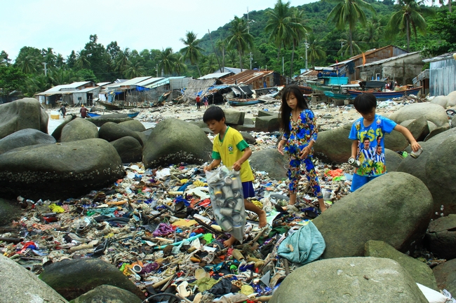 Hình ảnh những đứa trẻ kiếm ve chai ở một bãi đá trên đảo khiến nhiều du khách xốn mắt và không quên nhắc nhở nhau ý thức hơn trong việc du lịch có trách nhiệm với môi trường sống nơi mình đặt chân tới.