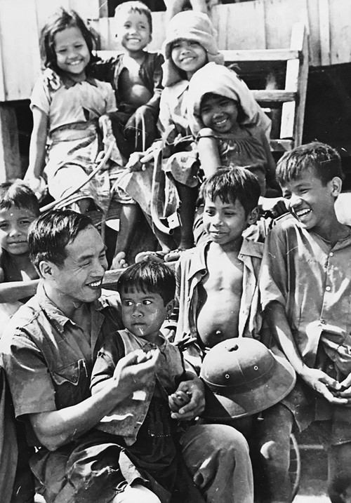 Những người lĩnh tình nguyện và trẻ em Campuchia sau ngày đất nước Campuchia thoát khỏi chế độ diệt chủng Pol Pot