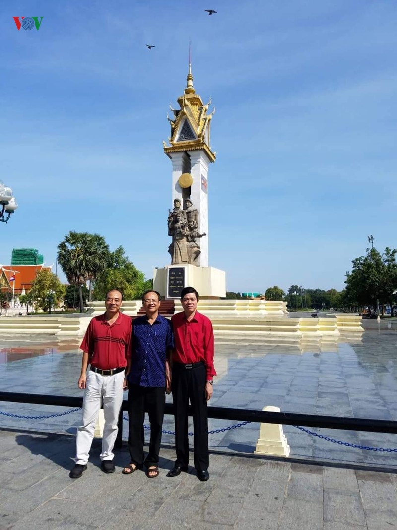 Đại tá Trương Xuân Quân, ông Đào Văn Khanh và người bạn thăm Tượng đài hữu nghị Việt Nam - Campuchia (từ trái sang phải)