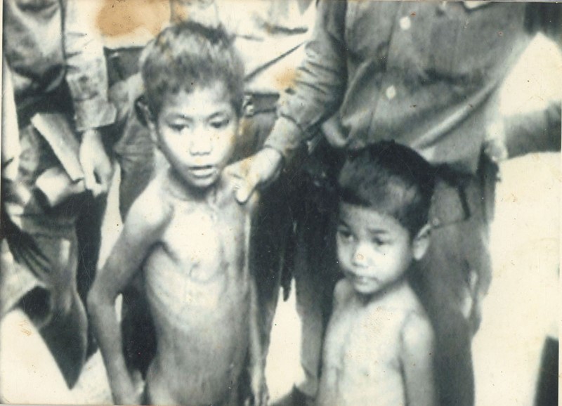 Hai anh em Norng Chan Phal được những người lính tình nguyện Việt Nam cứu ra khỏi nhà tù