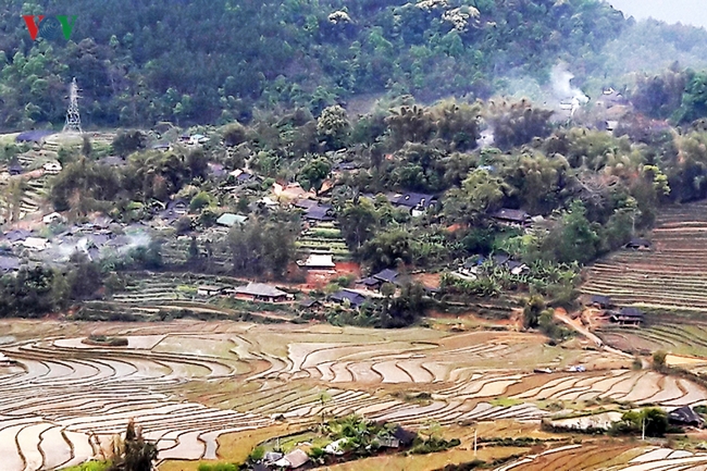 Hình ảnh thanh bình ở các bản làng vùng cao Lai Châu bên các thửa ruộng bậc thang.