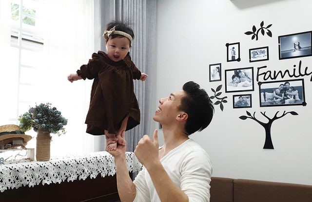 Con gái Tâm An có thể đứng trên tay bố khá vững mặc dù bé chỉ mới 6 tháng tuổi.