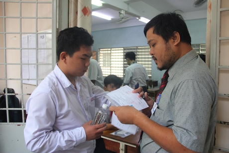  Thí sinh làm thủ tục dự thi vào trường THPT Chuyên Nguyễn Bỉnh Khiêm.