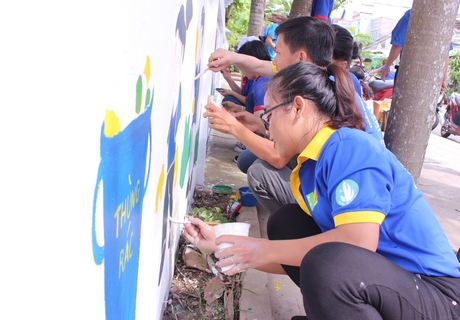 Sinh viên vẽ tranh cổ động tuyên truyền bảo vệ môi trường