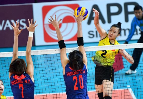 Kim Thanh (áo vàng) và các cô gái U23 VN đã lội ngược dòng giành chiến thắng trước U23 Đài Loan - Ảnh: HƯNG HÀ