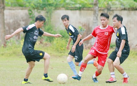 Pha tranh bóng trong trận Thị trấn Long Hồ (áo đỏ) thắng An Bình với tỷ số 7-0.
