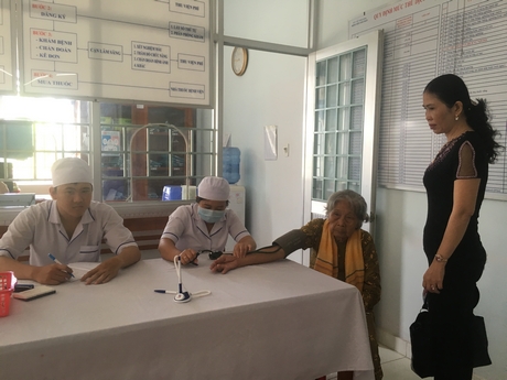 Người dân khám BHYT tại Bệnh viện Tâm thần tỉnh Vĩnh Long.