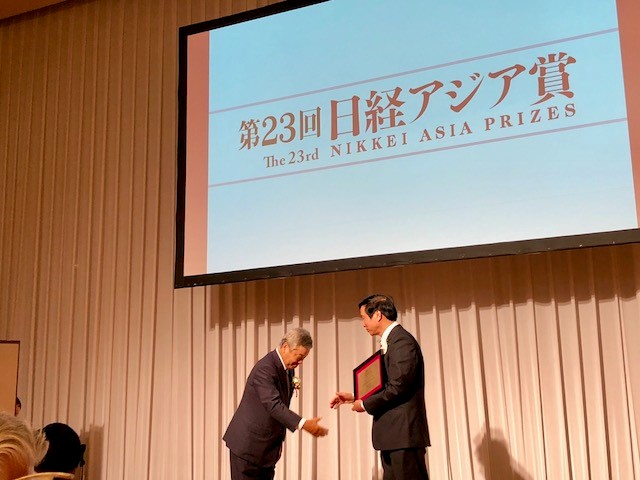 Giáo sư - Tiến sĩ, Thầy thuốc Nhân dân Nguyễn Thanh Liêm (bên phải) nhận Giải thưởng Nikkei châu Á dành cho nhà khoa học xuất sắc nhất do Chủ tịch hãng thông tấn Nikkei trao tặng, năm 2018. Ảnh: CTV