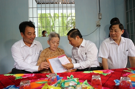 Thứ trưởng Bộ Lao động, Thương binh và Xã hội Lê Tấn Dũng (thứ 2 từ phải sang) đại diện lãnh đạo bộ trao tặng nhà tình nghĩa cho bà Trần Thị Dung.
