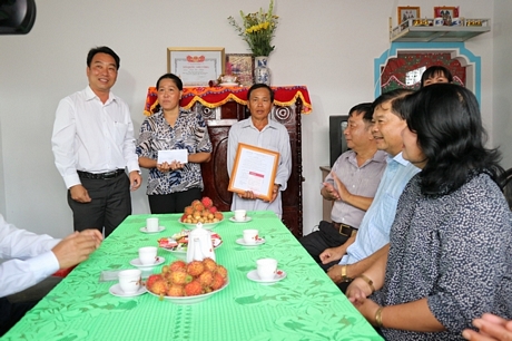 Nhân dịp này, các gia đình còn được tặng quà của UBND tỉnh, huyện và xã.