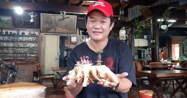 Trót đam mê những sản phẩm gốm sứ siêu nhỏ, anh Trần Đăng Trung (43 tuổi, ngụ TP Long Xuyên, tỉnh An Giang) miệt mài tìm kiếm và sở hữu một bộ sưu tập độc đáo. 