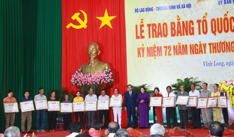 Chủ tịch Quốc hội Nguyễn Thị Kim Ngân và Bộ trưởng Bộ Lao động, Thương binh và Xã hội Đào Ngọc Dung trao Bằng Tổ quốc ghi công cho thân nhân gia đình liệt sĩ.