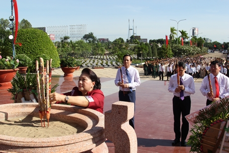 Chủ tịch Quốc hội Nguyễn Thị Kim Ngân thắp hương Tượng đài liệt sĩ.