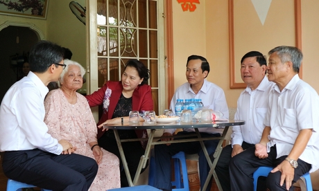 Chủ tịch Quốc hội Nguyễn Thị Kim Ngân thăm hỏi, tặng quà Mẹ Việt Nam anh hùng Nguyễn Thị Diệu ở Phường 4.