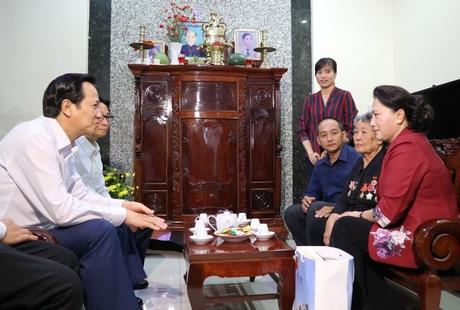 Chủ tịch Quốc hội Nguyễn Thị Kim Ngân động viên và tặng quà nữ thương binh Huỳnh Thị Hạnh ở cùng địa bàn.