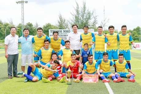 Đội Vietinbank Vĩnh Long giành chiếc cúp vô địch của giải.