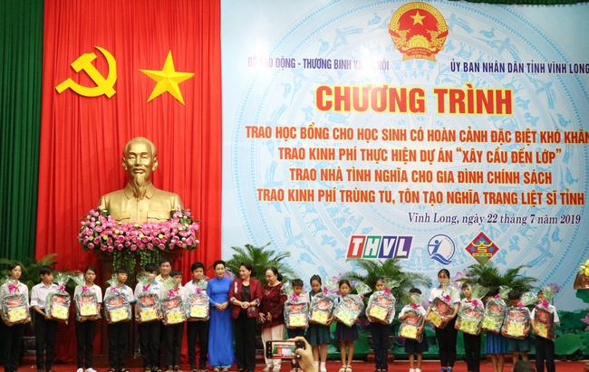 Chủ tịch Quốc hội Nguyễn Thị Kim Ngân cùng nhà tài trợ trao tượng trưng 20 phần học bổng cho học sinh có hoàn cảnh đặc biệt khó khăn.