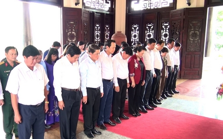 Chủ tịch Quốc hội Nguyễn Thị Kim Ngân cùng lãnh đạo Trung ương, lãnh đạo tỉnh Vĩnh Long viếng cố Chủ tịch HĐBT Phạm Hùng.