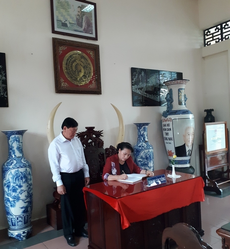 Chủ tịch Quốc hội Nguyễn Thị Kim Ngân ghi vào sổ cảm tưởng.