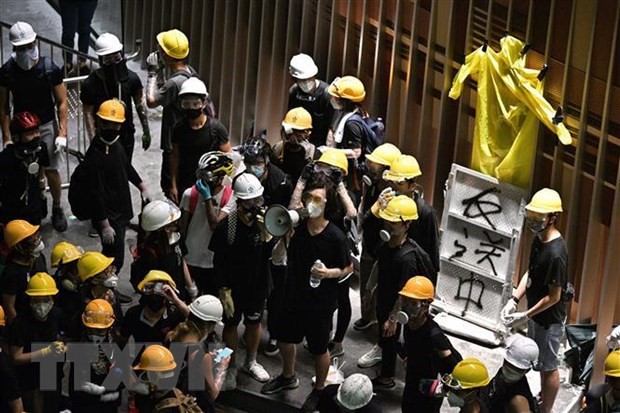 Những người biểu tình quá khích xông vào trụ sở cơ quan lập pháp của đặc khu hành chính Hong Kong (Trung Quốc). (Ảnh: AFP/TTXVN)