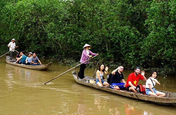 Du khách nước ngoài thích trải nghiệm sông nước miệt vườn.