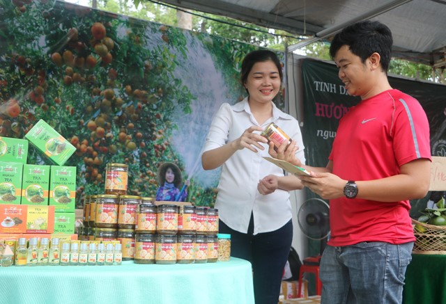 Chị Nguyễn Thị Kim Phương giới thiệu sản phẩm tại phiên chợ người Việt ưu tiên dùng hàng Việt được tổ chức tại TP.Cao Lãnh