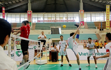 Pha tranh cầu trong trận chung kết đội tuyển 4 nam U20, giữa Vĩnh Long (áo trắng) và Hà Nội.