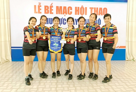 Đội bóng chuyền hơi nữ Sacombank Vĩnh Long giành HCV.