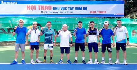 Cao Hồng Sơn (Sacombank Vĩnh Long, thứ ba bên phải) giành HCĐ nội dung đôi nam quần vợt- lãnh đạo. 