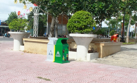 Các thùng rác với màu sắc, kiểu dáng sinh động được bố trí ở Quảng trường TX Bình Minh.