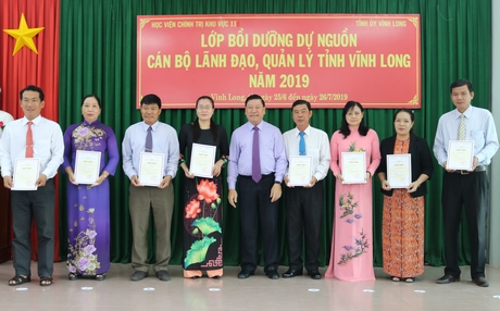 Bí thư Tỉnh ủy- Trần Văn Rón trao giấy chứng nhận cho học viên.