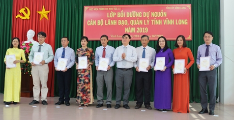 Giám đốc Học viện Chính trị khu vực II- Phạm Minh Tuấn trao giấy chứng nhận cho học viên.