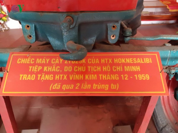 Chiếc máy cày này do các bạn Tiệp Khắc tặng cho Bác Hồ và được Bác tặng lại cho nhân dân Vĩnh Kim