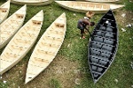 Những chiếc thuyền gỗ đóng thủ công