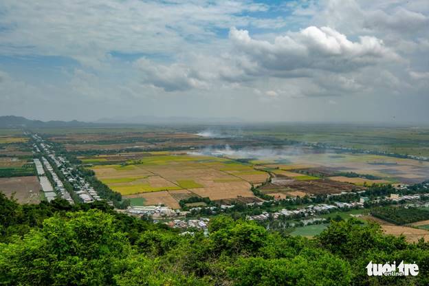Sắc màu mùa vụ trải dài qua bên kia biên giới Campuchia ở hướng tây bắc Núi Sam