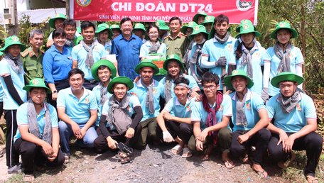 Bí thư Tỉnh ủy- Trần Văn Rón đến thăm hỏi, động viên các sinh viên tình nguyện tại xã Tân Mỹ (Trà Ôn).
