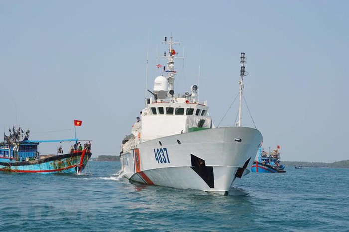Trưa 7/3/2016, tàu Cảnh sát biển 4037 thuộc Hải đội 201 (Bộ Tư lệnh Vùng Cảnh sát biển 2) đã đưa toàn bộ 22 ngư dân trên 2 tàu cá QNg 94326TS và QNg 98326TS của tỉnh Quảng Ngãi về bờ an toàn, sau hơn 3 ngày tàu bị chết máy, trôi dạt trên biển ở ngư trường Hoàng Sa của Việt Nam. (Ảnh: Đoàn Hữu Trung/TTXVN)