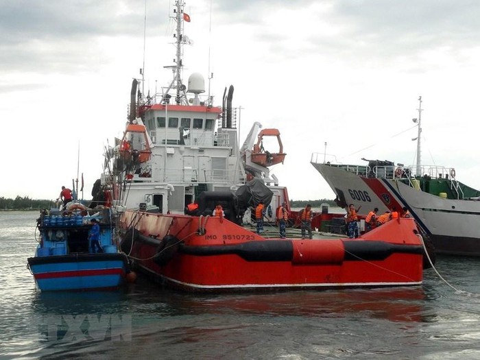 Tàu Cảnh sát biển 9002 thuộc Hải đội 201 (Bộ Tư lệnh Vùng Cảnh sát biển 2) lai dắt tàu cá QNg 98001TS của tỉnh Quảng Ngãi, bị hỏng máy ngoài biển khi đang đánh bắt cá, vào quân cảng Kỳ Hà an toàn, chiều 2/9/2015. (Ảnh: Đỗ Trưởng/TTXVN)