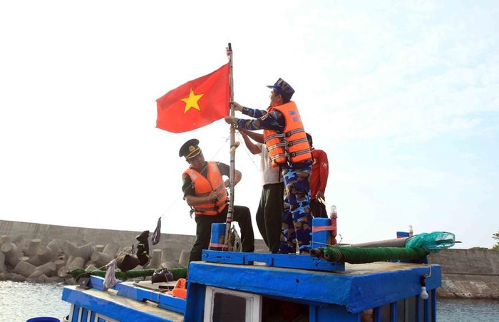 Vùng Cảnh sát biển 1 phối hợp với các đơn vị liên quan kết hợp, triển khai thực hiện mô hình Cảnh sát biển đồng hành với ngư dân tại huyện đảo Cồn Cỏ, tỉnh Quảng Trị. (Ảnh: An Đăng/TTXVN)