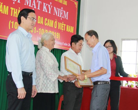 Dịp này, UBND tỉnh và Hội Nạn nhân chất độc da cam/ Dioxin tỉnh Vĩnh Long tặng 8 bằng khen, giấy khen cho các cá nhân, tổ chức có nhiều đóng góp giúp đỡ cho nạn nhân da cam.