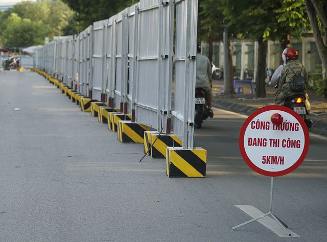 Để đảm bảo an toàn cho các phương tiện, Hà Nội đã bổ sung biển báo cấm dừng đỗ xe cả 2 chiều và cấm xe tải từ 3,5 tấn di chuyển trên tuyến đường này. 