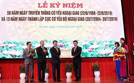   Phó Thủ tướng Phạm Bình Minh trao Bằng khen của Bộ trưởng Bộ Ngoại giao cho Cục Cơ yếu -  Ảnh: VGP/Hải Minh