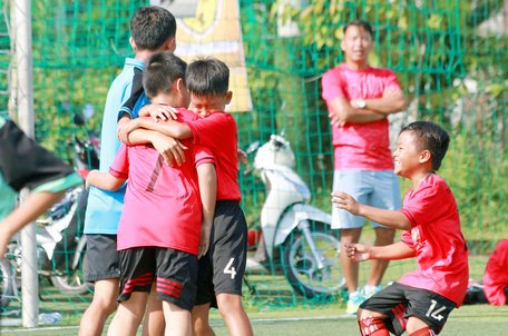 Niềm vui chiến thắng của các VĐV đội CLB Lê Thánh Tông (áo đỏ).